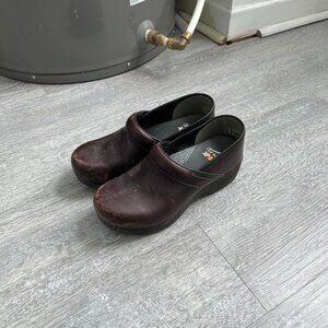 Brown / Burgundy Vintage Dansko Slip-On Clogs / Shoes